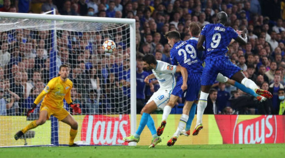 Jogador do Chelsea cabecea para o gol adversário