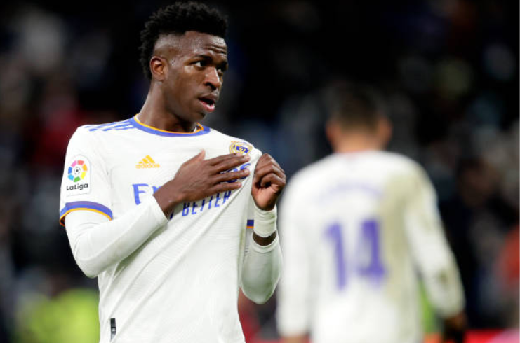 Vinícius Jr comemorando gol com a camisa do Real Madrid