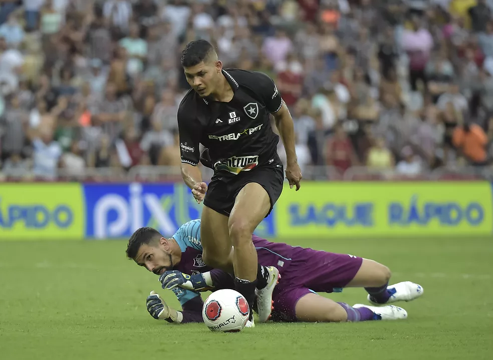 Jogador do Botafogo dribla o goleiro do Fluminense