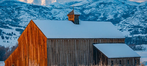 Midway, Utah is a charming town nestled in the heart of the Wasatch Mountains, known for its Swiss-inspired architecture and breathtaking landscapes. This picturesque destination offers a unique combination of outdoor recreation, including skiing, fishing, and hiking, along with cultural festivals that celebrate its rich heritage.