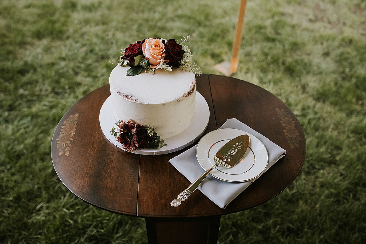 Rustic wedding cake with flowers