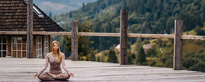 Besuchen Sie uns an der Yoga Science Academy für unsere Pranayama-Lehrerausbildung Stufe II, wo wir tiefer in fortgeschrittene Praktiken eintauchen, um die Grundlage zu erweitern, die Sie im Pranayama-Online-Training Stufe I aufgebaut haben. Unser Unterricht umfasst ayurvedische Analysen, um die Übungen an Ihre spezifischen Bedürfnisse anzupassen. Entdecken Sie therapeutische Techniken für spezielle Behandlungen und die tägliche Anwendung. Erleben Sie längere Übungssitzungen mit verbesserter Kontrolle über Prana und Fortschritt in Richtung Meditation. Schritt für Schritt werden neue Techniken eingeführt und die Sitzungsdauer schrittweise verlängert. Beteiligen Sie sich an der Selbstbeobachtung und wenden Sie Ihre Erkenntnisse täglich durch zugewiesene Hausaufgaben an. Erweitern Sie Ihre Pranayama-Reise mit uns.