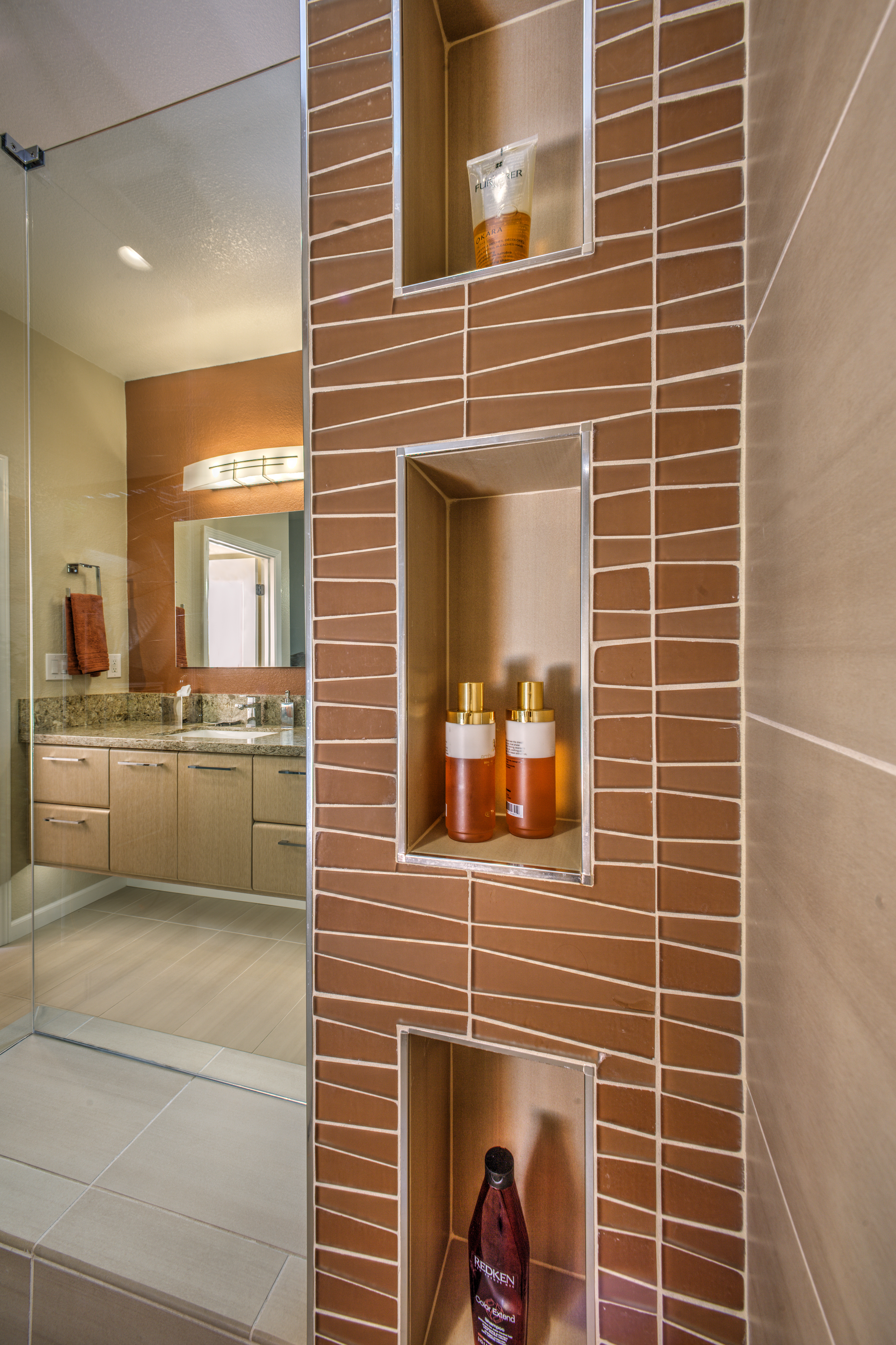 Shower tower with niches