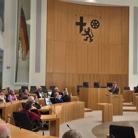 43 Bürgerinnen und Bürger im Landtag: Einblicke in Demokratie und direkter Austausch in Mainz