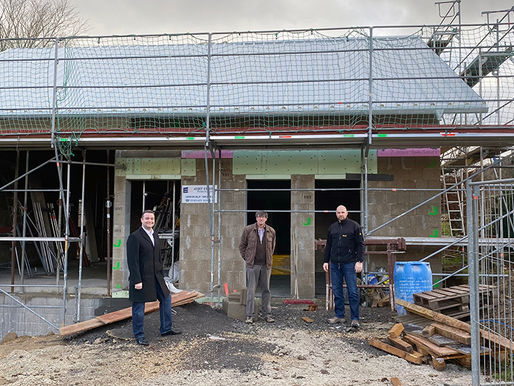 CDU-Landtagskandidat Torsten Welling besucht Baustelle des neuen Feuerwehrhauses in Bermel