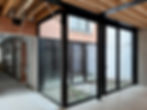patio's tussen oud gebouw en nieuwe polyvalente ruimte