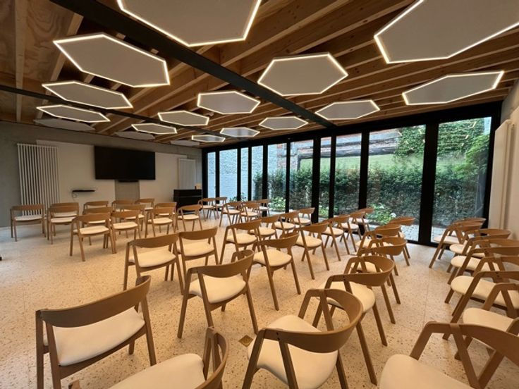 nieuwe polyvalente ruimte - recuperatie plafond platen Marcel Lambrichs