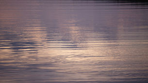 Wasseroberfläche mit sanften Wellen