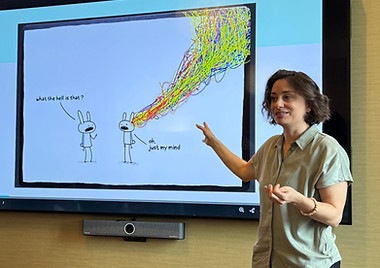 Julia Baumann bei Präsentation - Symbolbild für Impulsreferat zu Neurodiversität in der Beratungspraxis für Mitglieder des Berufsverbands BSO