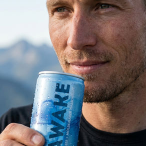 Bewusste Hydration auf neuem Niveau – AWAKE bringt molekularen Wasserstoff in die Dose und Flasche