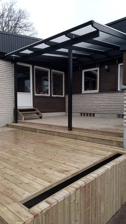 altan med skärmtak och blomlåda