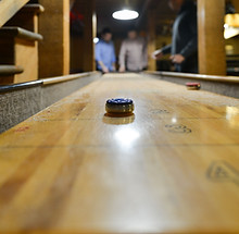 Tisch-Shuffleboard im rubigen center Bern.jpg
