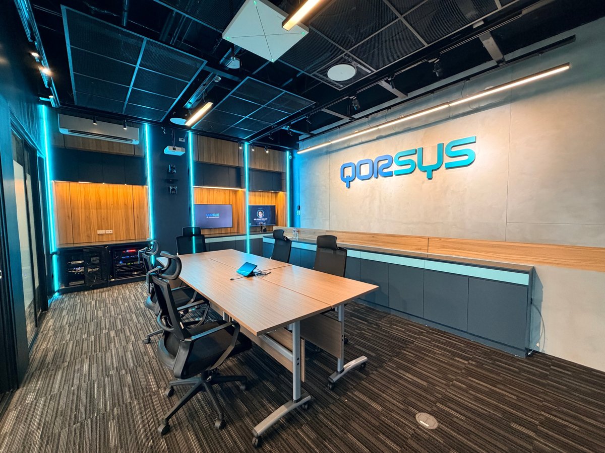 Experience Center boardroom with ceiling microphone, cameras and dual displays