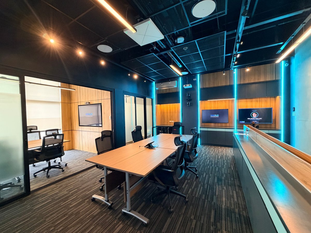 Experience Center meeting spaces with an adjoining huddle room