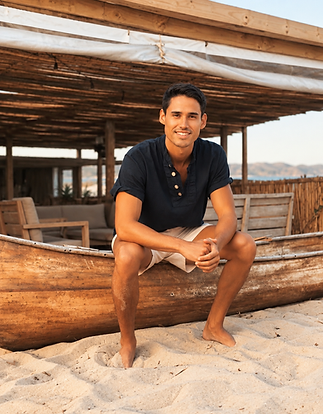 Retrato cálido en una playa rústica.png