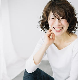 笑顔でこちらを見るショートヘアの女性