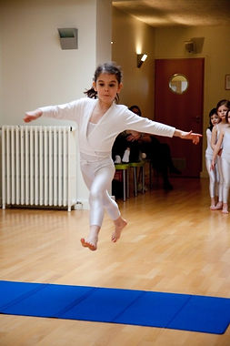 Rejoignez nous pour danser, vous amuser et progresser dans nos formations uniques !