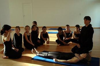 Rejoignez nous pour danser, vous amuser et progresser dans nos formations uniques !