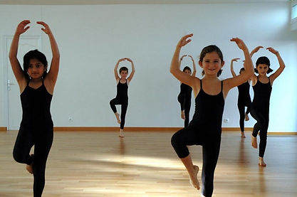 Rejoignez nous pour danser, vous amuser et progresser dans nos formations uniques !