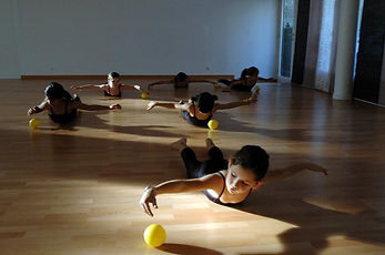 Rejoignez nous pour danser, vous amuser et progresser dans nos formations uniques !