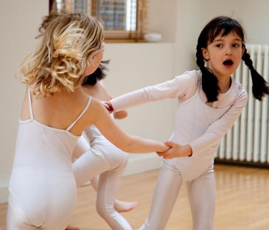 Rejoignez nous pour danser, vous amuser et progresser dans nos formations uniques !