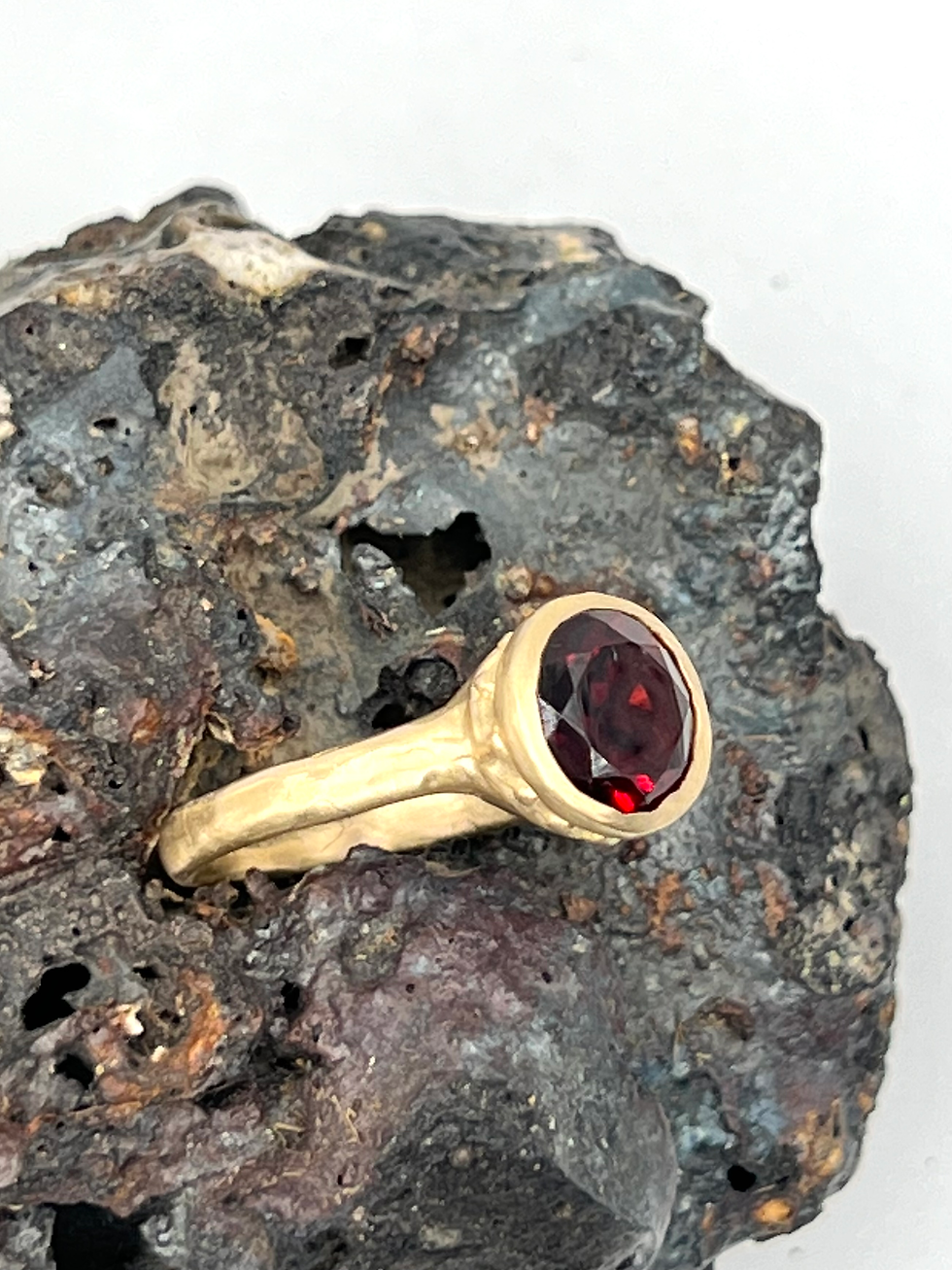 Thumbnail: Round Dot Ring - Garnet 14k Gold