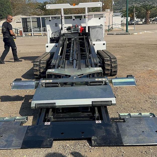 משאית הגרר של באבי בפעולת חילוץ עירונית