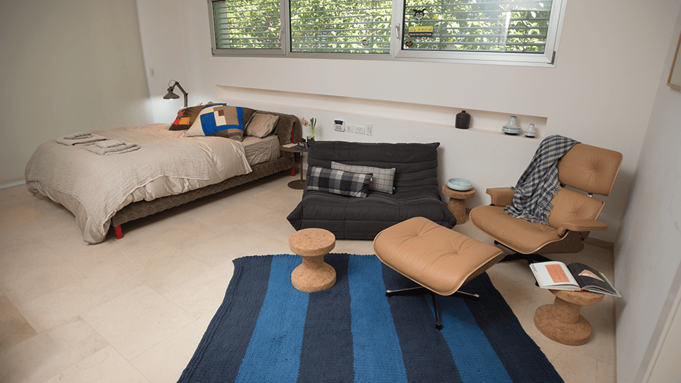 בית פרטי – מרכז: חדר אורחים מואר עם מיטה וטקסטיל בהיר