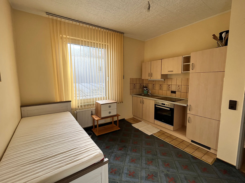 möbliertes Zimmer mit Küchenzeile