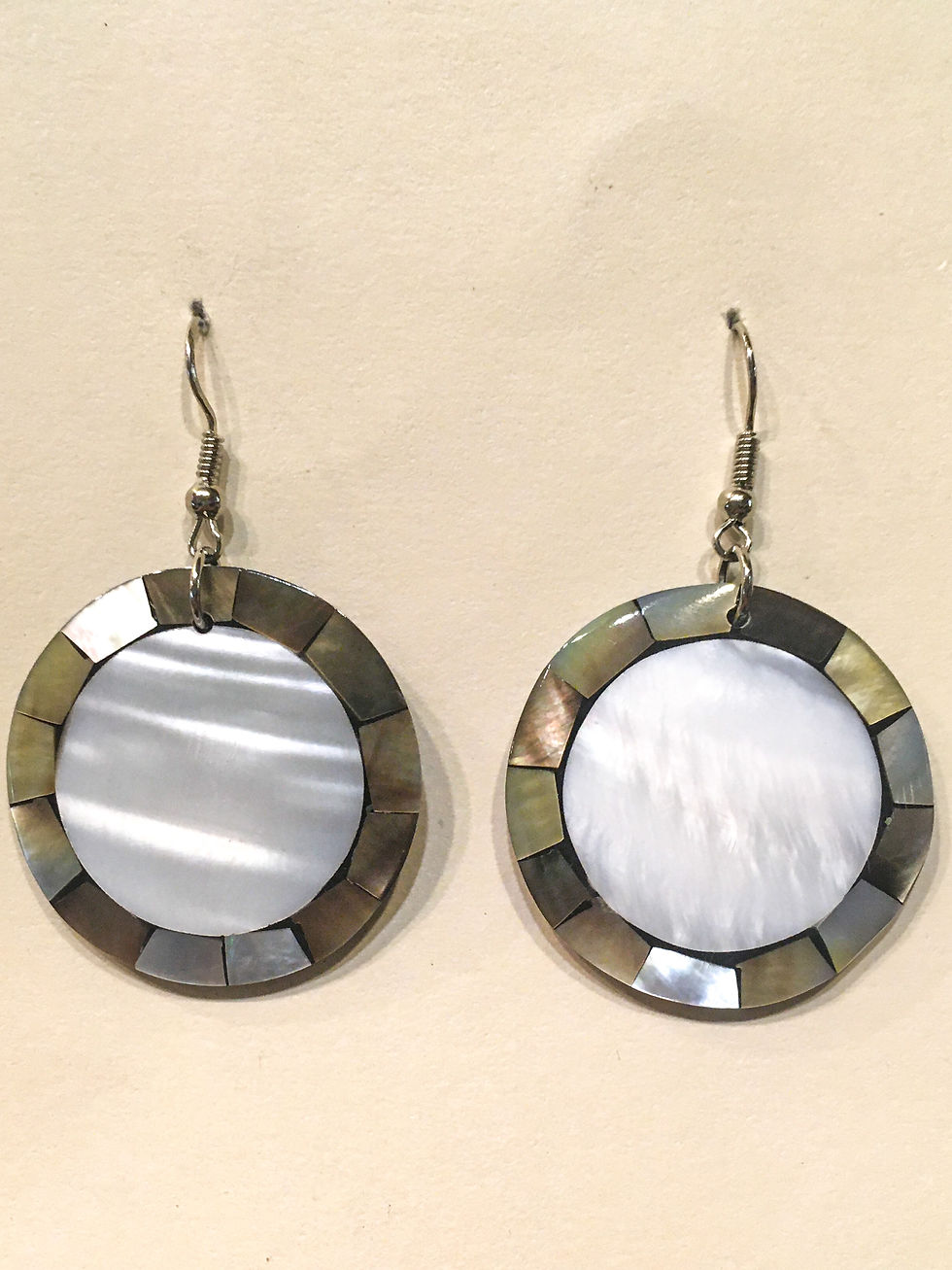 Pearly middle shell earring