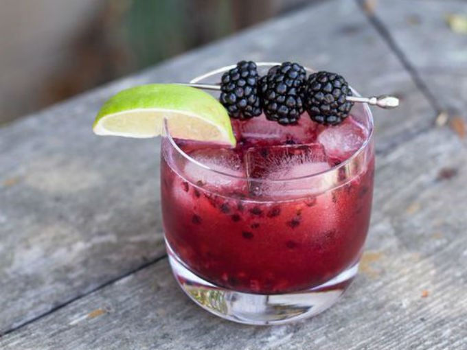 cóctel de mezcal con zarzamoras