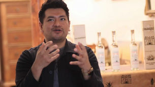 Inmigrante vende mezcal que hace su abuelo