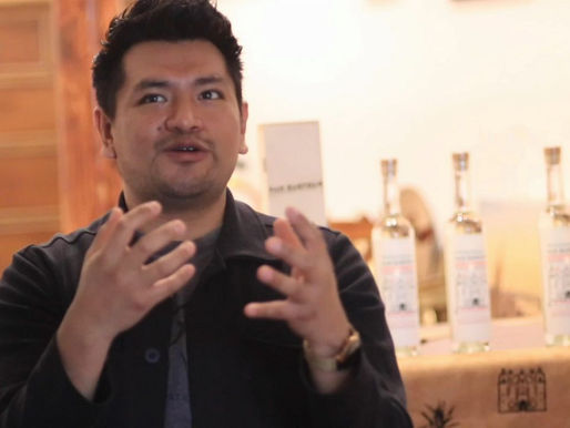 Inmigrante vende mezcal que hace su abuelo