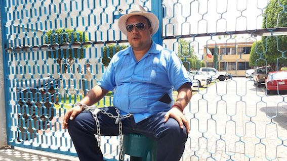 Hipócrates Nolasco se encadena para seguir al frente deL CRM.