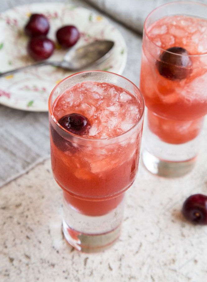 cóctel de mezcal con cerezas