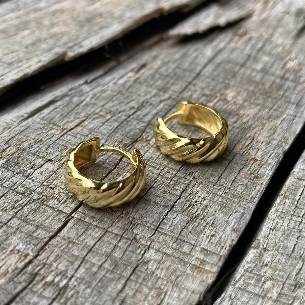 Thumbnail: Roxie Wide Ribbed Huggie Hoops