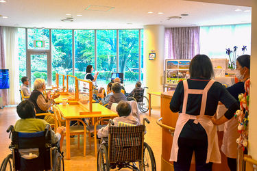 茨城県笠間市にある医療介護を行う医療法人浩成会 あたごナーシングビラの短期入所療養介護・介護予防短期入所療養介護サービスのロビーでの様子