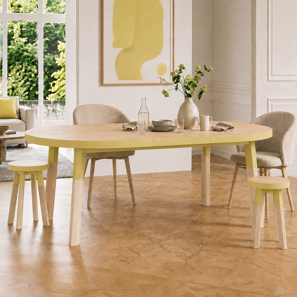 table ronde extensible avec 1 allonge intégrée dépliée dans un salon - finition jaune Lunaire, collection ÉGÉE