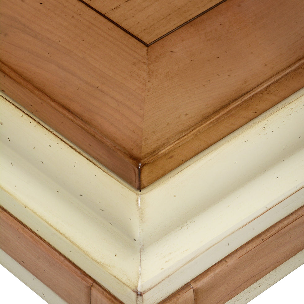 Thumbnail: détail de la ceinture galbée d'une table de salon style Louis Philippe merisier fumé et blanc crème