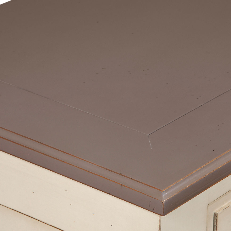 Thumbnail: détail de l'angle du plateau bois d'un meuble d'appui fabrication française
