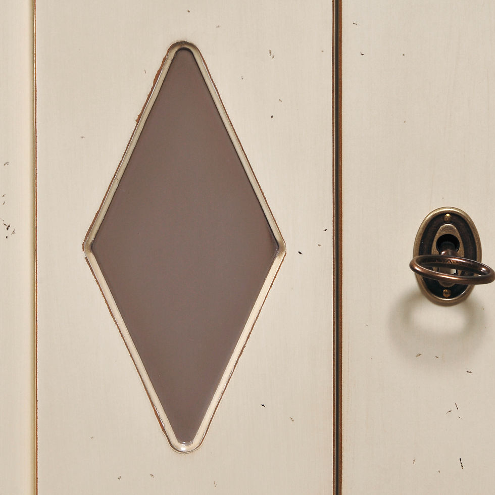 Thumbnail: détail d'un losange sur buffet haut merisier 2 portes