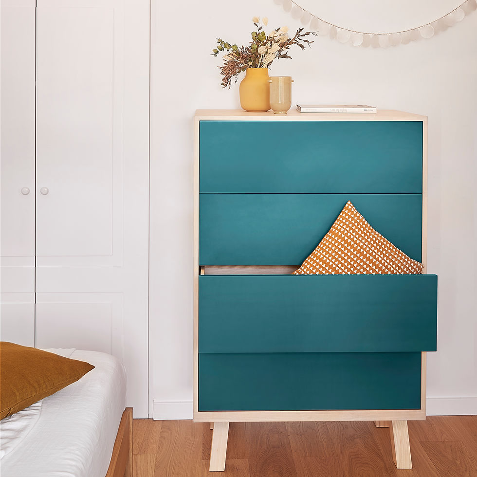 Thumbnail: Chiffonnier en bois avec 4 tiroirs bleu mer vu de face dans une chambre