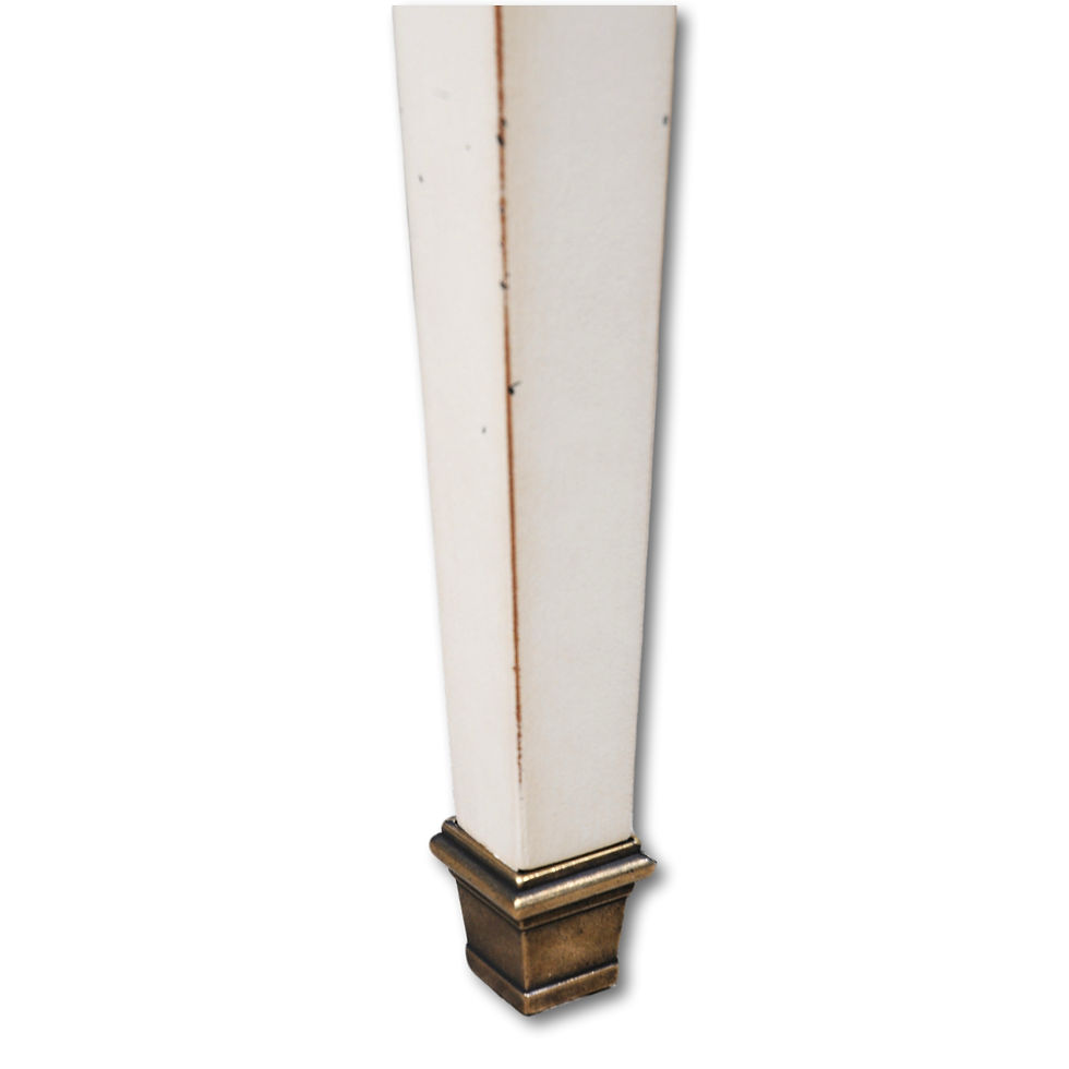 Thumbnail: détail du pied avec sabot laiton d'une console 3 tiroirs merisier laqué blanc-crème