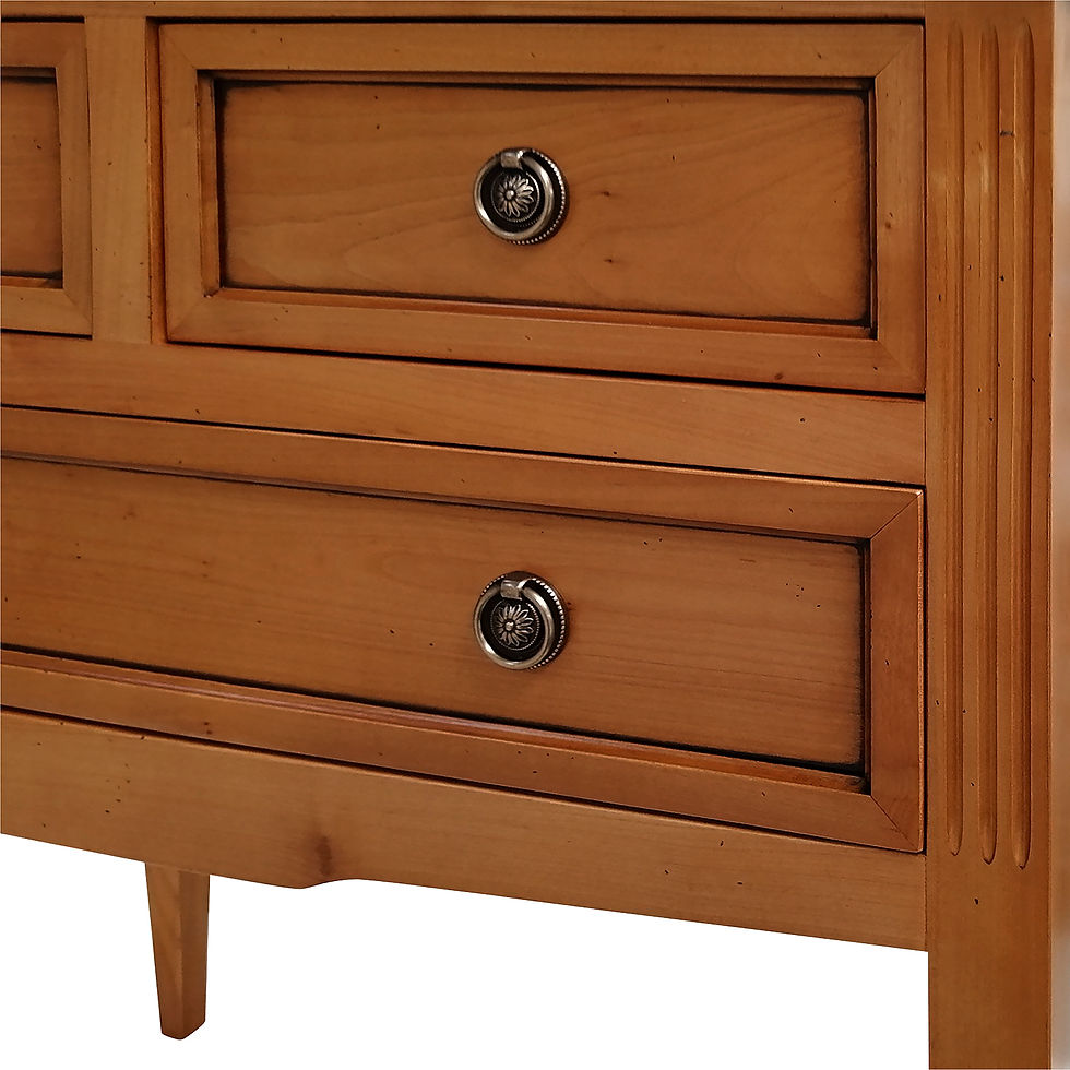 Thumbnail: détail des façades de tiroirs d'une console style Louis XVI Directoire avec 3 tiroirs en merisier massif blond