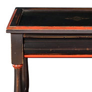 détail du plateau et du haut du pied d'une desserte merisier noire et rouge