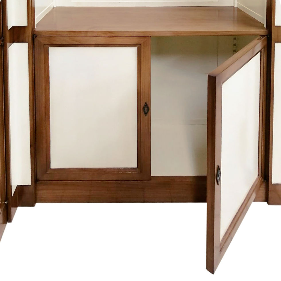 Miniature : portes basses en bois ouvertes d'une bibliothèque d'angle merisier massif finition fumée et blanc crème sur fond blanc