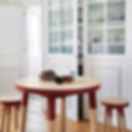 Thumbnail: Table ronde extensible ÉGÉE en bois massif – finition rouge de Pluduno, vue ambiance.