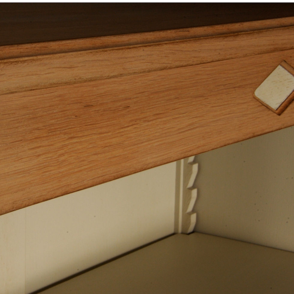 Miniature : détail corniche de bibliothèque étagère bois chêne massif 2 portes avec 3 étagères fond blanc