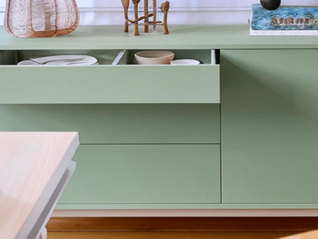 buffet design scandinave couleur vert sauge avec 2 portes et 3 tiroirs