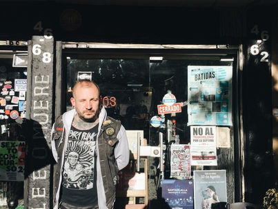 “Books not dead”: el nuevo comienzo de la librería Valija de Fuego